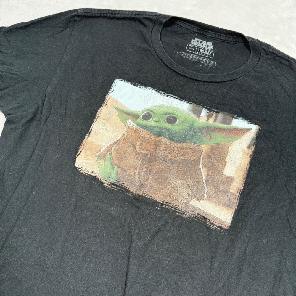 Star Wars Mad Engine Mens Large Baby Yoda Grogu The Mandalorian Black T-Shirt‎
